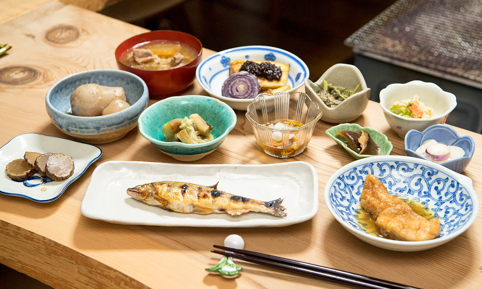 星雪館の夕食例:左下は、秋田名物:自家製いぶりがっこ