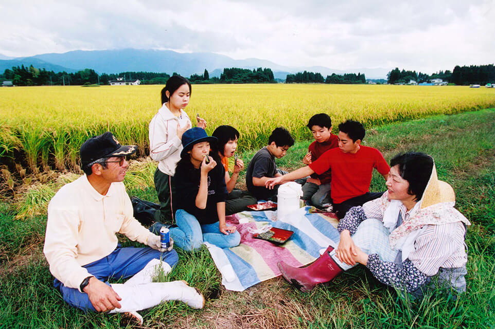 地元農家のみなさんと交流する生徒のみなさん