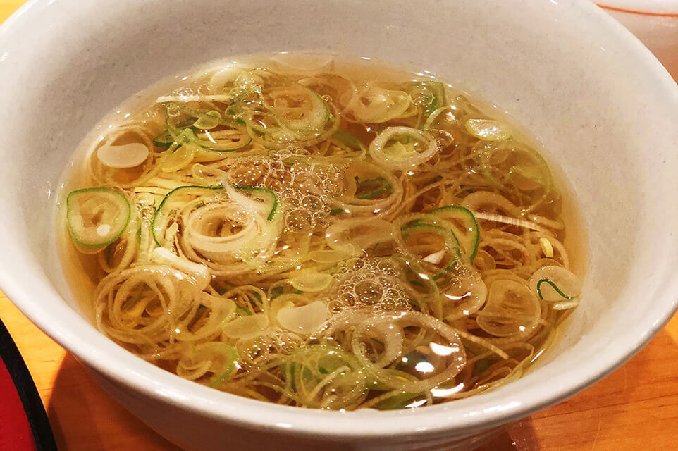 かつおだしたっぷりのそばつゆと薬味ネギ