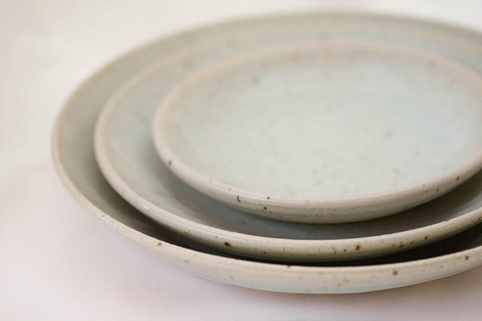 加治木粘土(KAJIKI CLAY)が映える1015シリーズのお皿(含有率10%)