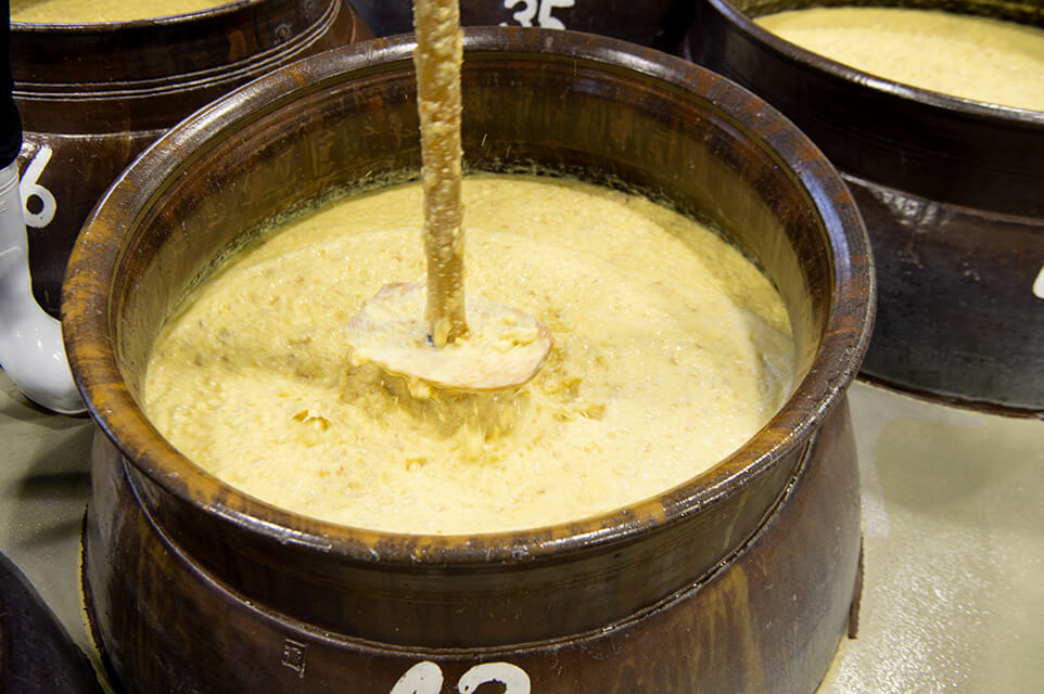 定期的にかき混ぜて中に溜まったガスを抜く