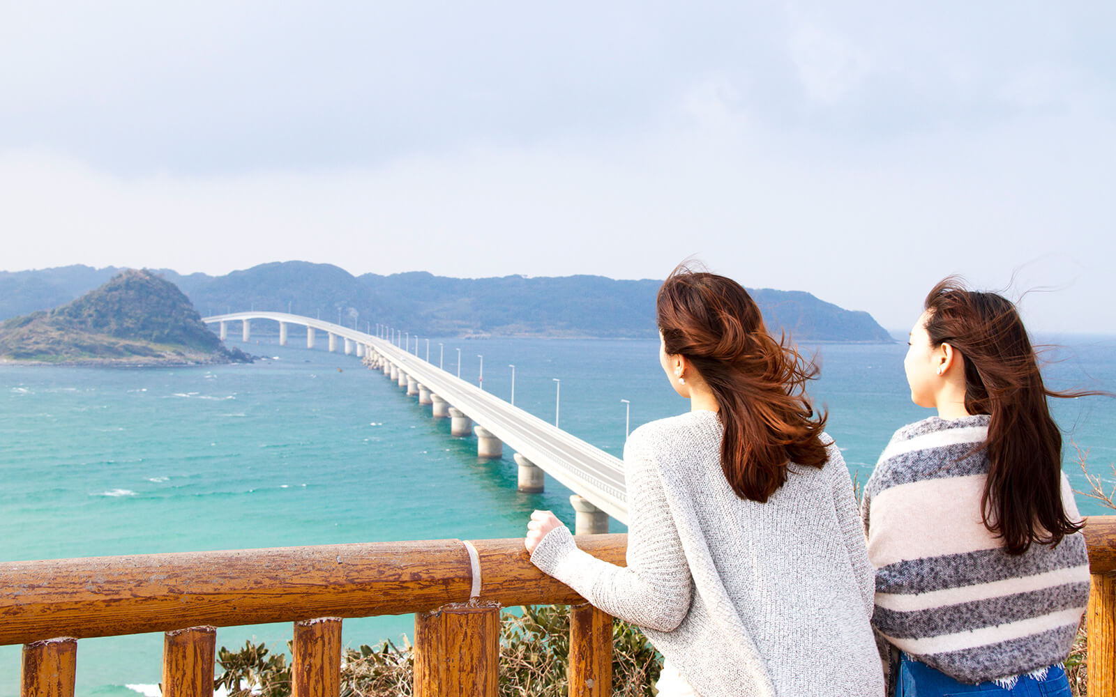 海士ヶ瀬公園展望台(橋正面左側)からは角島の先まで見渡せる