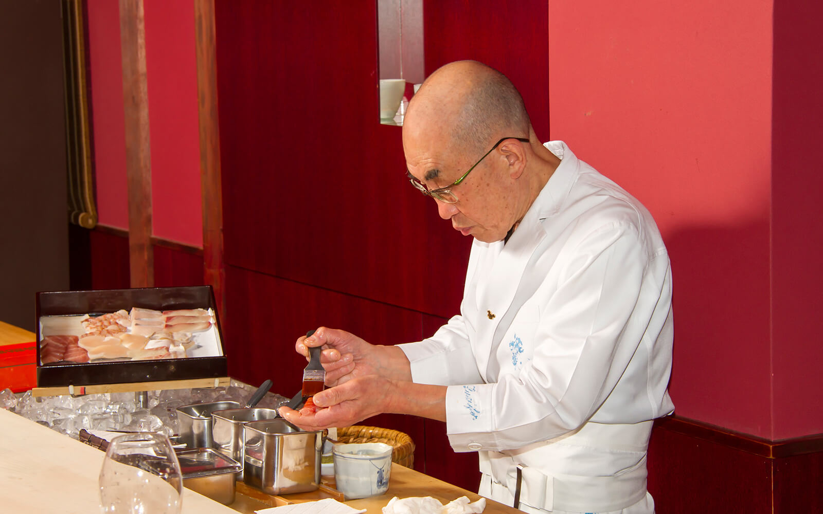 仕上げにはネタに煮切りを塗ってお客さまにお出しするのが江戸前流